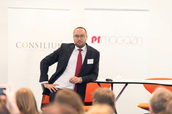 CONSILIUM-Chef Wohlrabe bei seinem Vortrag zur „Krisen-PR nach der Cyber-Attacke“.