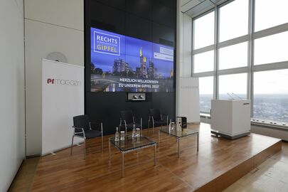 Ausblick für Referenten und Gäste gleichermaßen spektakulär: Der Commerzbank-Tower ist 259 Meter hoch.