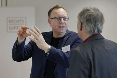 Angeregter Austausch zwischen den Gästen: Hier Prof. Dr. Marcus Schladebach von der Universität Potsdam