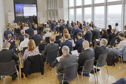 Aufmerksam und mit viel Interesse folgten die rund 100 Teilnehmer den Tag über den Ausführungen im Commerzbank-Tower mit Blick über die Dächer Frankfurts