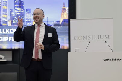 Auftakt des diesjährigen Rechtskommunikationsgipfels in Frankfurt: Geschäftsführer Martin Wohlrabe hieß die zahlreich erschienenen Gäste herzlich willkommen
