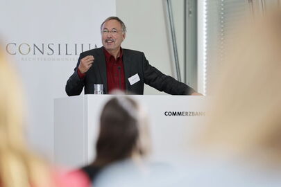 Der Kommunikationswissenschaftler Prof. Dr. Peter Szyszka von der Hochschule Hannover sprach zu: „Strategische Kommunikation im Spannungsfeld zwischen Recht und Öffentlichkeit – Litigation-PR als Praxis- und Forschungsfeld“