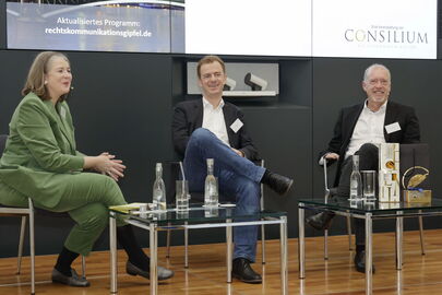 …und Stefan Wichmann (rechts im Bild), Head of Corporate Communications bei GRENKE, im spannenden Austausch über Shortseller-Attacken und Krisenkommunikation mit Angela Wefers