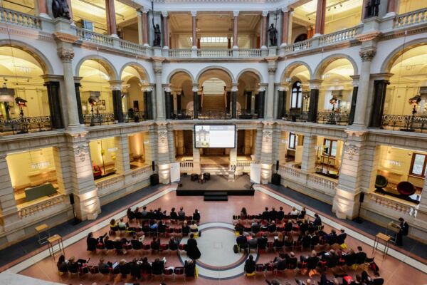 Mehr als 120 Teilnehmer kommen im Museum für Kommunikation in Berlin-Mitte zum Rechtskommunikationsgipfel zusammen.