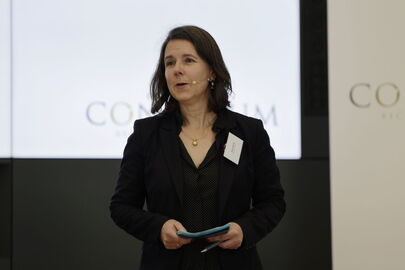 SZ-Korrespondentin Meike Schreiber zu: „Von Wirecard bis DWS: Was Wirtschaftsjournalismus in komplexen (und transnationalen) Fällen leistet“