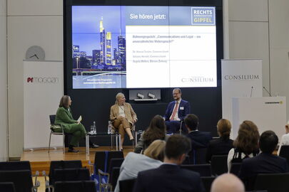…Silvana Herold ihre Erfahrungen zum Thema „Communications und Legal“, und ob dazwischen ein unversöhnlicher Widerspruch besteht