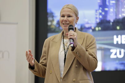Commerzbank-Kommunikationschefin Silvana Herold bei der Begrüßung