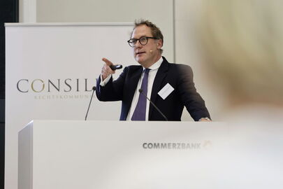 Wichtige Impulse: Freshfields-Partner Prof. Dr. Hans-Patrick Schroeder spricht zu: „Zwischen Aktion und Reaktion – die kommunikativen Herausforderungen in Massenverfahren aus anwaltlicher Perspektiver“